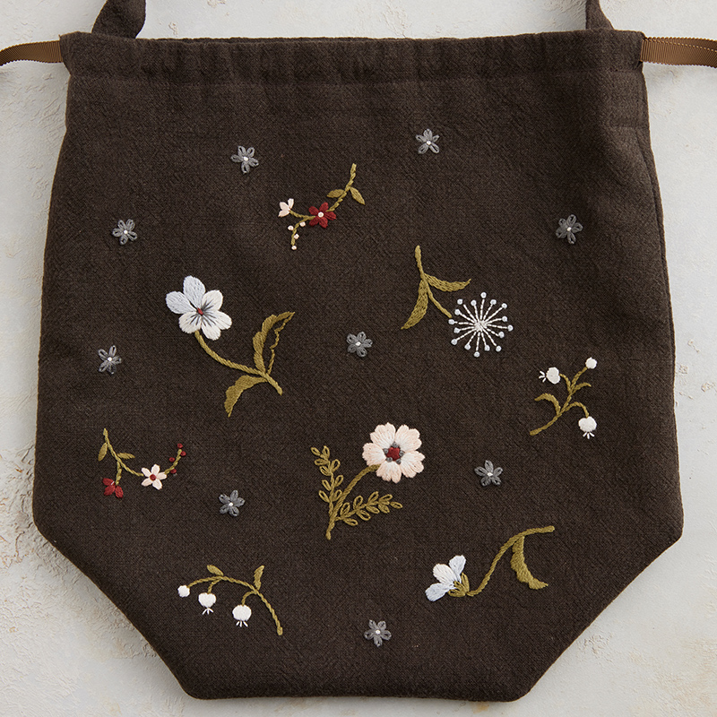 Rairaiさんの花咲く刺繍　巾着バッグ