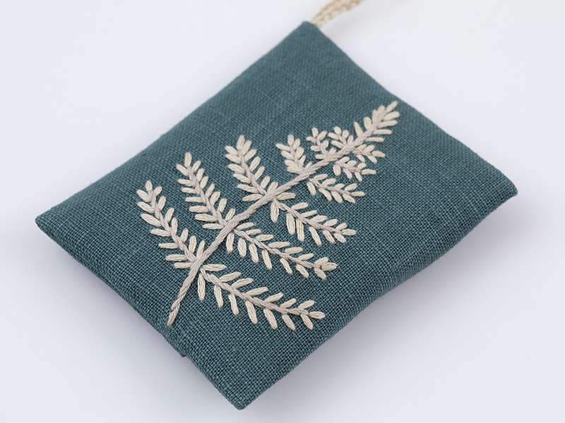 植物採集のサシェ～『刺繍で描く植物模様』刺しゅうキットシリーズ
