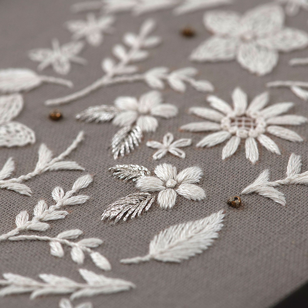 手刺繍入り円形パネル　手編みレース繋ぎ　ホワイト　フリークロス 手刺繍入り円形パネル 手編みレース繋ぎ ホワイト フリークロス