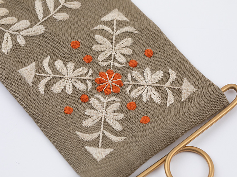 タイル模様のベルプル～『刺繍で描く植物模様』刺しゅうキットシリーズ