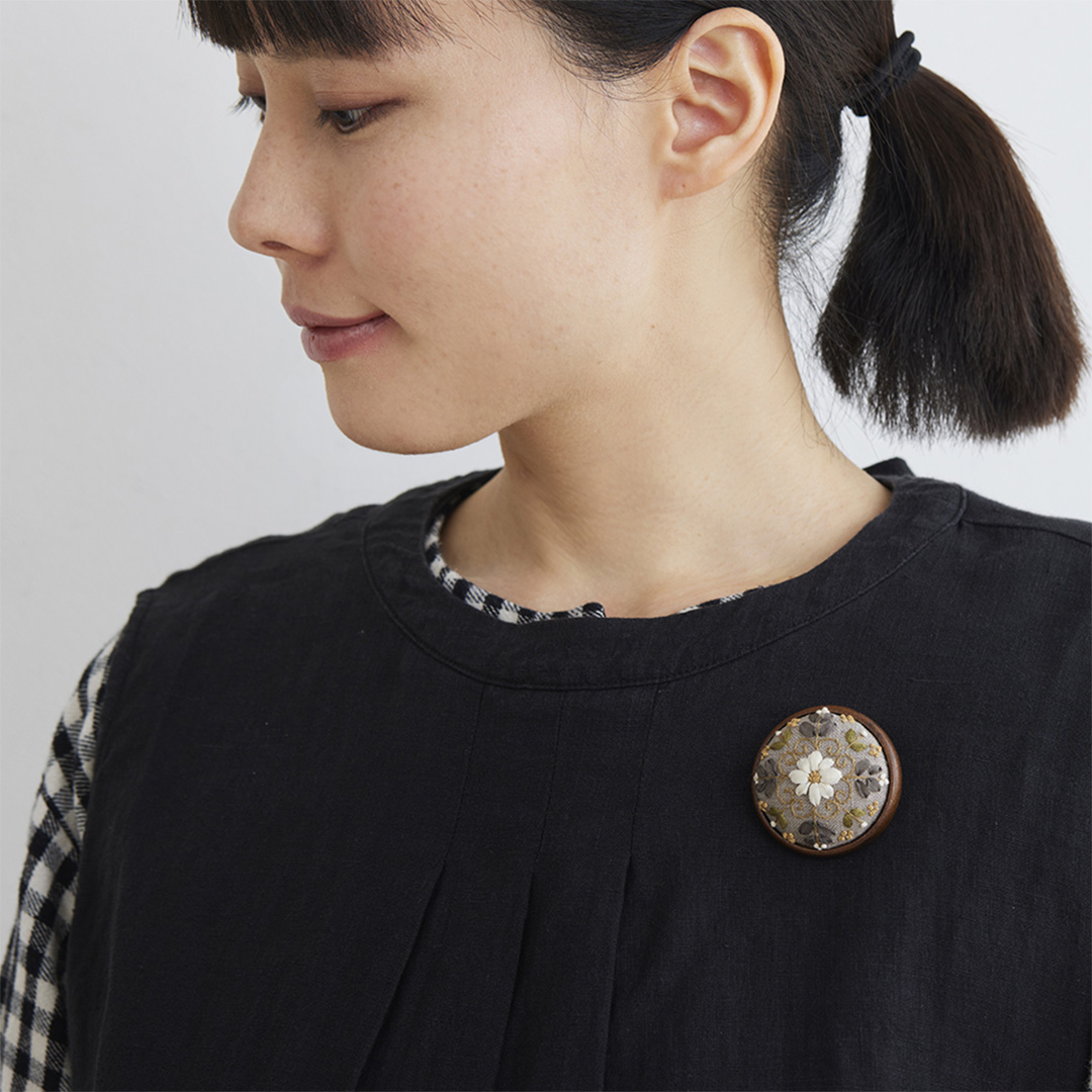 makimakiさんの花刺繍キット《ブローチ小》