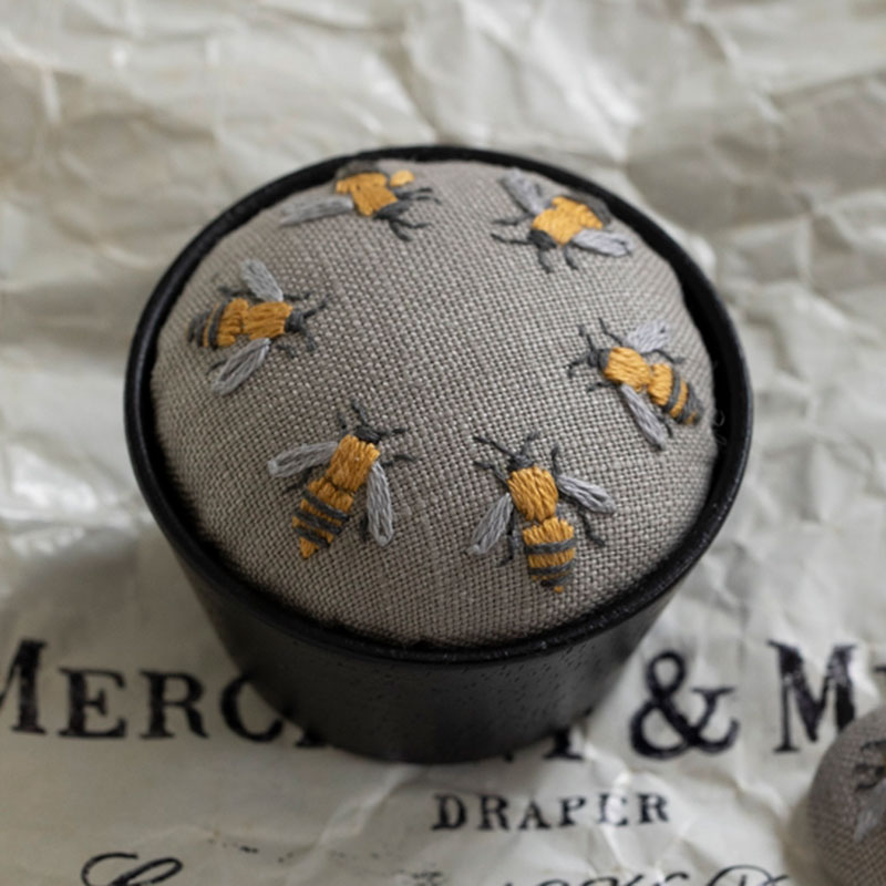 ミツバチのピンクッション～『青木和子の小さな刺しゅうの旅』刺しゅうキットシリーズ