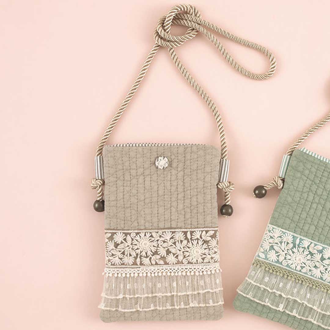 インド刺繍リボンのスマホポシェット［ベージュ］